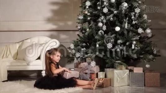 孩子收到圣诞礼物视频