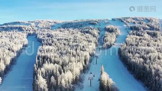 带电梯的滑雪坡的俯视图。 录像。 带针叶林和滑雪场的雪覆盖山坡美景视频