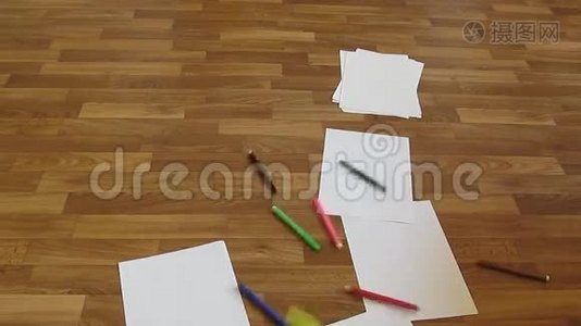 彩色铅笔、记号笔和笔落在地板上视频