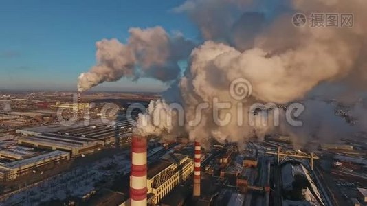 工业区：烟来自管道.. 空中景观视频