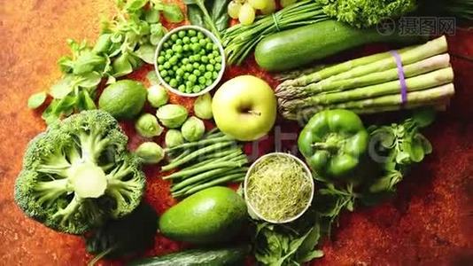 新鲜的绿色蔬菜和水果分类放在生锈的金属上视频