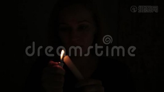 美丽的女人在黑暗中点燃蜡烛视频