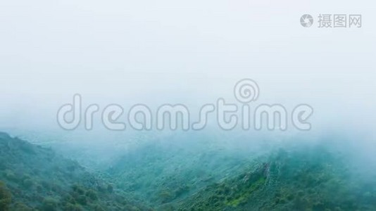 危险的暴风雨天气，潮湿，浓雾在山上.. 冒险探险视频