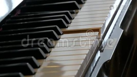 有趣的神秘自弹钢琴。 黑白钢琴琴键自己演奏视频