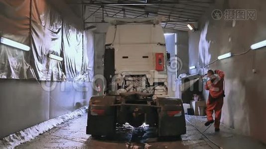 洗车工用慢速冲洗卡车视频