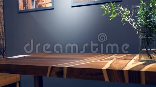 由各种木材制成的现代木桌视频