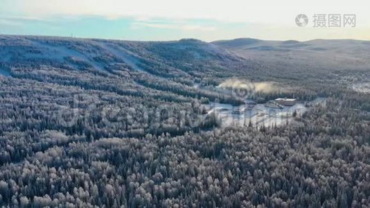 山顶滑雪基地的顶部景观。 录像。 雪覆盖的山脉全景，有滑雪坡和娱乐视频