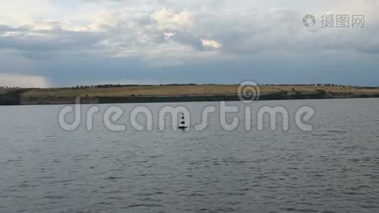 傍晚的河流景观。 在浮标上。 伏尔加游轮，俄罗斯。 夏天，天空，云彩。 从一艘移动的船上视频