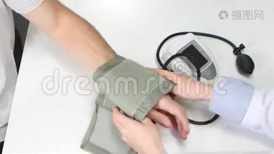 女性医生使用血压计的特写视频