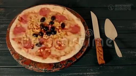 很棒的披萨，桌上有一把刀旁边有西红柿视频