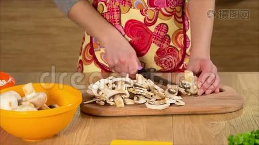 厨房里切蘑菇的女孩手的特写视频