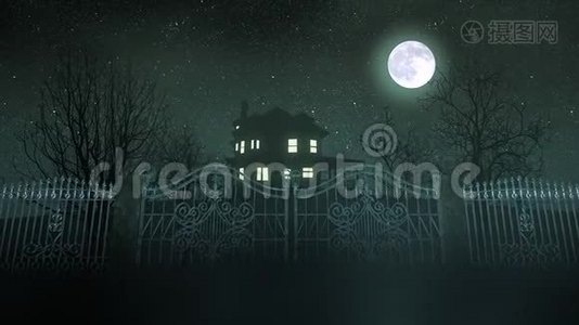 房子和月亮的神秘恐怖背景视频