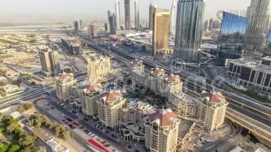 迪拜市区日落时分的天际线和靠近阿联酋购物中心的道路交通视频
