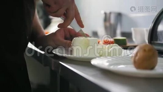 厨师在商业厨房切奶酪视频