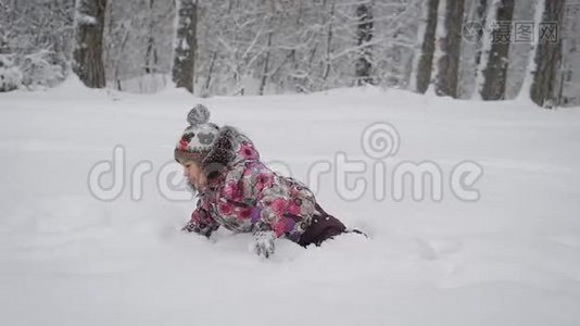 在冬天的森林里，一家人在一起玩耍。 年轻女子坐在雪地里等着她视频