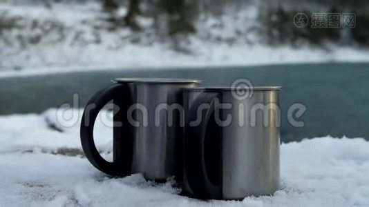 雪冬提供两杯热咖啡或茶视频