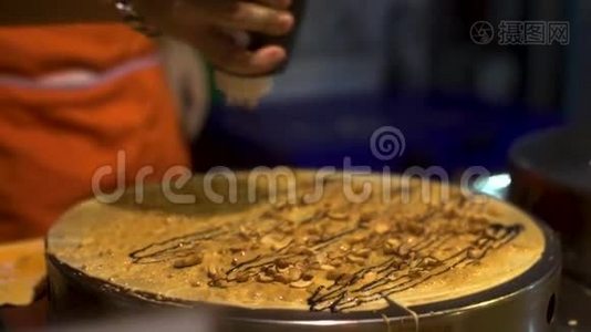 街头美食：泰国人在夜市用香蕉和巧克力做煎饼视频