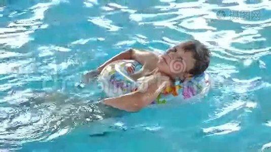 男孩用充气戒指游泳视频
