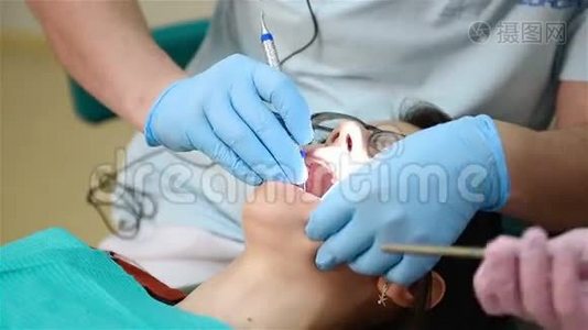 牙医修理牙齿视频