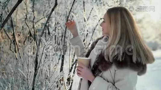 迷人的女人在冬天在户外喝咖啡视频