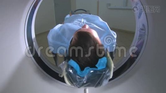 病人通过MRI、CT扫描仪扫描。 磁共振检查。视频