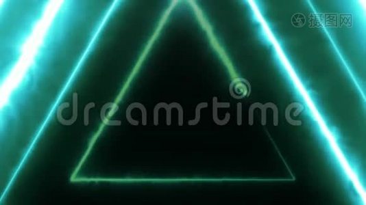 霓虹灯在无边无际的发光旋转霓虹灯三角形中飞舞，创造了一条隧道，蓝色的红粉紫色光谱视频