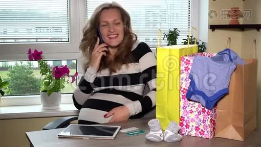 幸福的孕妇在网上购物成功后会打电话视频