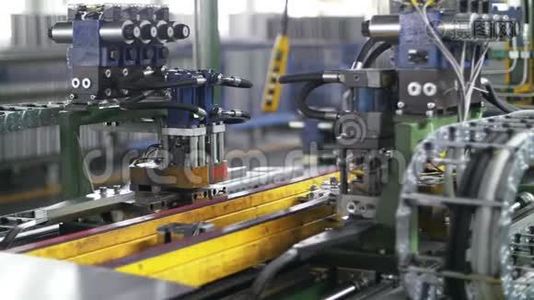 金属板材在工厂输送线上移动。 工厂的金属加工设备视频