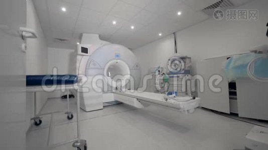 现代临床中的一种断层扫描机.. CT扫描仪。 放射科设备。视频