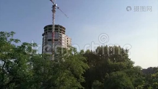 建造一栋多层高的房子，在一个建筑工地上建造一台塔式起重机，个现代建筑的景观视频