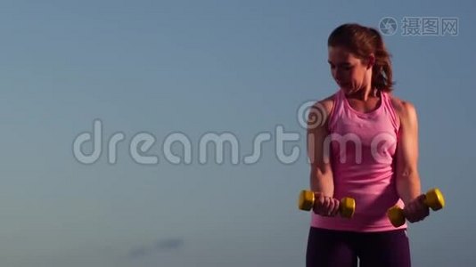 女运动员在海滩上用紧身衣锻炼身体视频