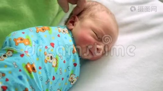 在妇产医院睡觉的新生儿男孩。 关心视频
