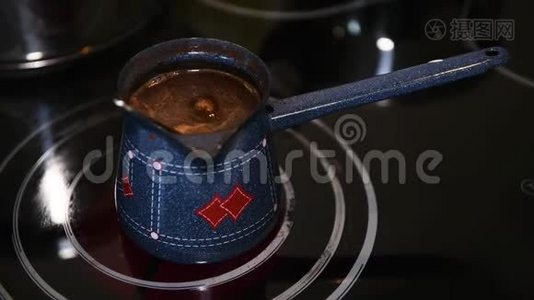 在家酿造土耳其咖啡，特写视频
