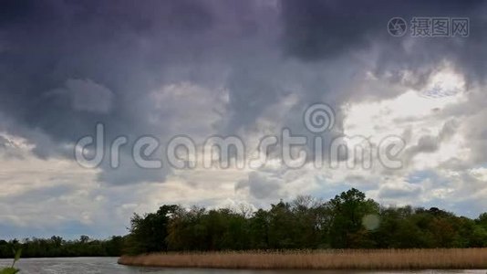 夏季风暴来临之前，暴雨云在湖面上空盘旋视频