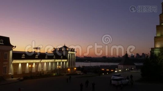 俄罗斯喀山克里姆林宫的夜景。 锁定射击。视频