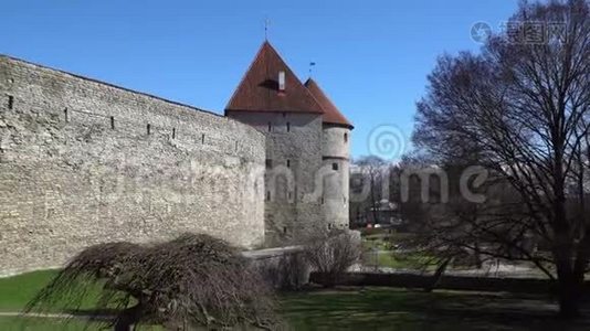 爱沙尼亚塔林古堡墙。视频