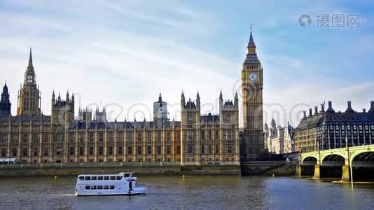 议会大厦，泰晤士河上有船的大本钟视频