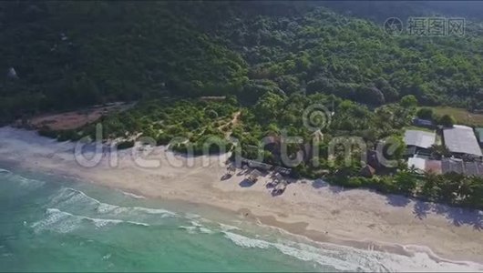 风飞过丛林海滩，海洋冲浪对抗山丘视频