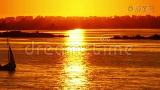 在日落的天空背景下，船帆游艇在海上的轮廓。视频
