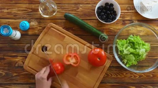 女人`准备希腊沙拉食谱的时间间隔。视频