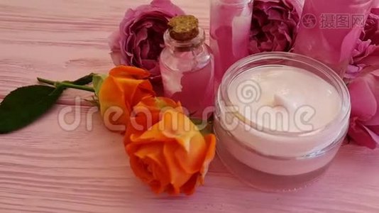 玫瑰萃取化妆品香水化妆品霜，组合蜡烛，慢动作浪漫视频