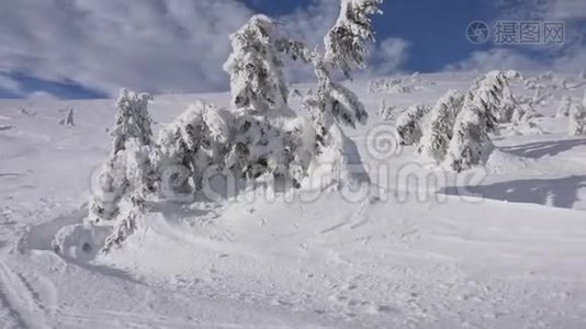 冬季景观。 阳光明媚，部分多云，雄伟的雪山。 旅游胜地自然。视频