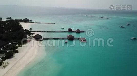 在马尔代夫一个风景优美的热带岛屿的空中无人机视图。视频