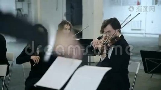 小提琴手和指挥演奏音乐视频