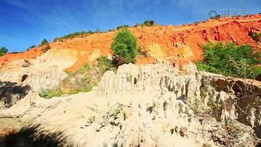 镜头沿着陡峭的岩石海岸移动视频