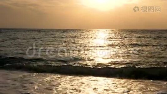 日出时的海洋，海水中有阳光反射视频