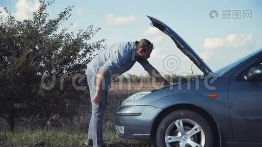 穿蓝色牛仔裤有汽车问题的男人视频