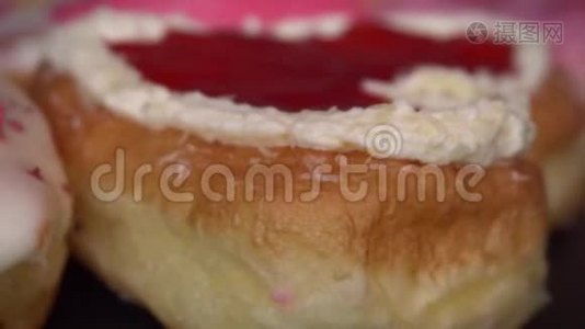 情人节的心形甜甜圈。 爱情和浪漫的概念视频