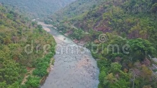 Flycam观景台，岩石河，靠近热带植物的道路视频