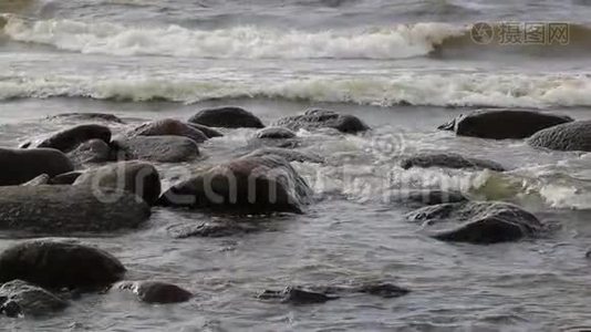 石头和白天海水的缓慢流动视频